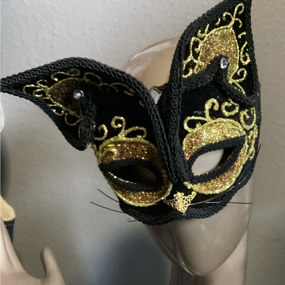 Black and Gold Cat Face Mask - Picture 1 of 10